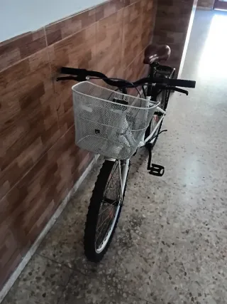 Bicicleta Paseo Blanca con Cesta