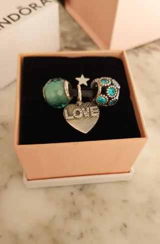 3 charms  Pandora: Corazón Love y Abalorios
