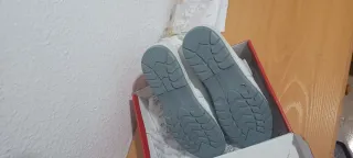 Zapatos sanitarios blancos y grises