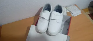 Zapatos sanitarios blancos y grises