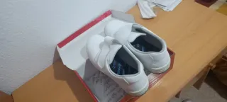 Zapatos sanitarios blancos y grises