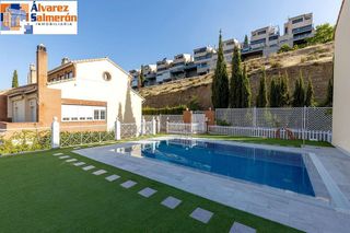 Casa adosada en venta en Bola de Oro - Serrallo en Granada