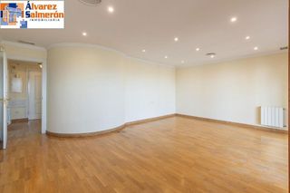 Casa adosada en venta en Bola de Oro - Serrallo en Granada