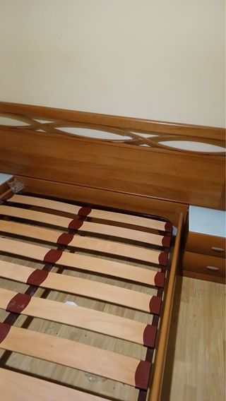 Cabecero y mesitas de noche de madera