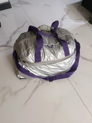 Bolsa de deporte plateada y morada