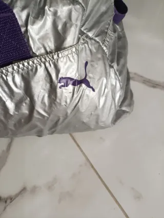 Bolsa de deporte plateada y morada
