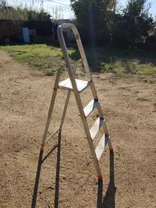 Escalera de aluminio plegable