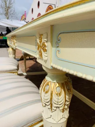 Mesa de comedor de estilo clásico vintage