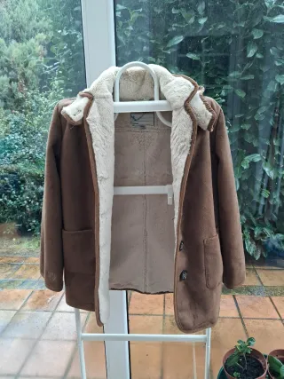 Dos abrigos con pelliza para gemelos marrón.