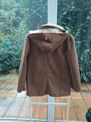 Dos abrigos con pelliza para gemelos marrón.