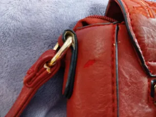 Bolso bandolera rojo de cuero