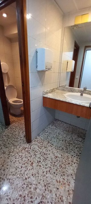 Local comercial en alquiler en Sant Josep en Hospitalet de Llobregat, L´