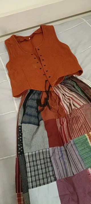 Traje de casera naranja y multicolor