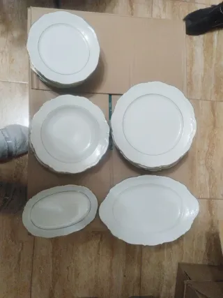 Vajilla de porcelana blanca y dorada