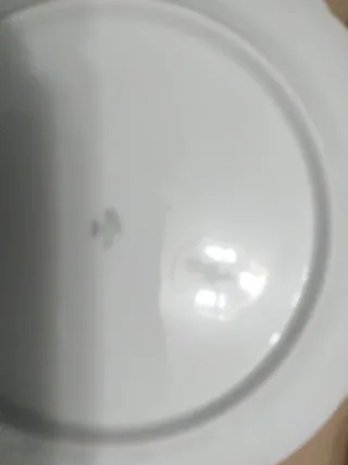 Vajilla de porcelana blanca y dorada