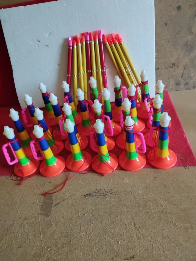 Lote de trompetas de juguete y flautas