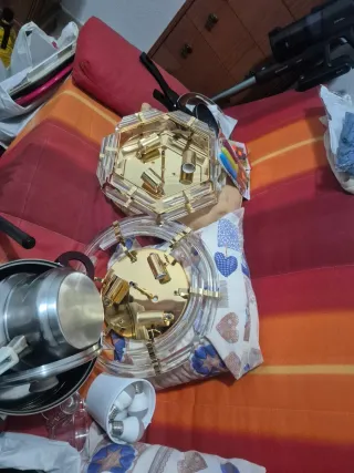 Lámpara de techo dorada y transparente