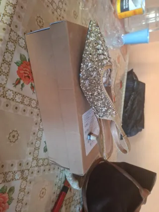 Sandalias de tacón plateadas nuevas