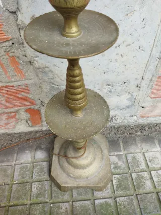 Lámpara de pie dorada estilo Marroquí