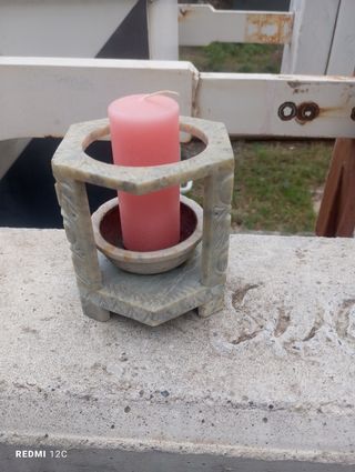 Portacandele in pietra con candela rosa