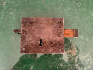 Cerradura imitación antigua de metal