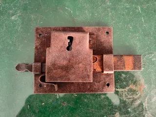 Cerradura imitación antigua de metal