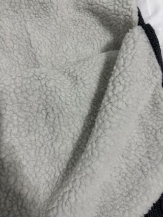 Saco para bebé tejido gris con forro sherpa