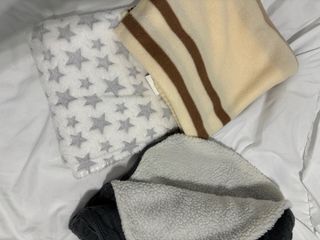 Saco para bebé tejido gris con forro sherpa