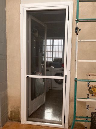 Puerta mosquitera blanca