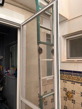 Puerta mosquitera blanca