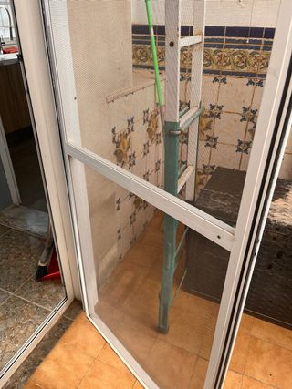 Puerta mosquitera blanca