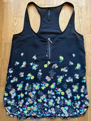 Blusa tirantes floral negra y multicolor