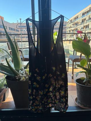 Blusa tirantes floral negra y multicolor