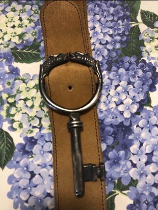 Cintura artigianale con fibbia a chiave
