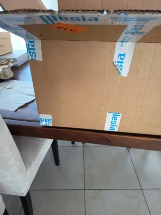 Scatola di cartone con terra