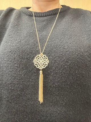 Colgante dorado con flecos