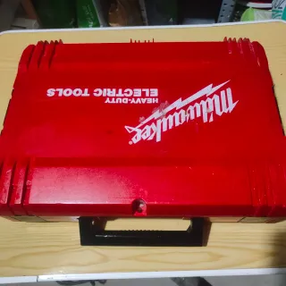 Taladro percutor Milwaukee con maletín