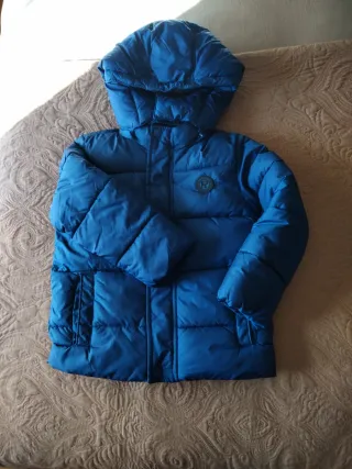 Cazadora de invierno. Azul,calentita con capucha.
