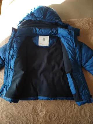 Cazadora de invierno. Azul,calentita con capucha.