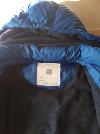 Cazadora de invierno. Azul,calentita con capucha.