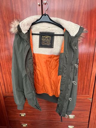 Chaqueta bomber verde con capucha