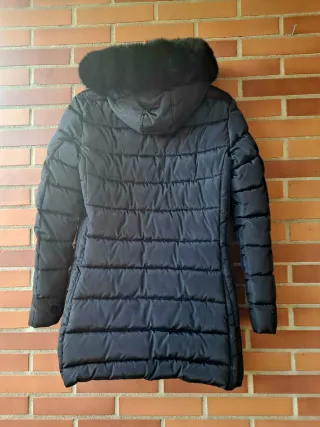 Parka nera con sciarpe e colletto