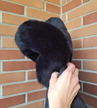 Parka nera con sciarpe e colletto