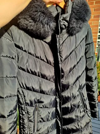 Parka nera con sciarpe e colletto
