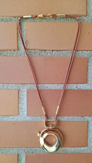 Parka nera con sciarpe e colletto