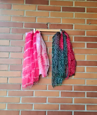 Parka nera con sciarpe e colletto