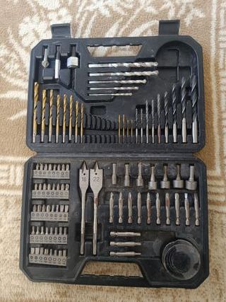 Taladro Bosch 550W con maletín y brocas