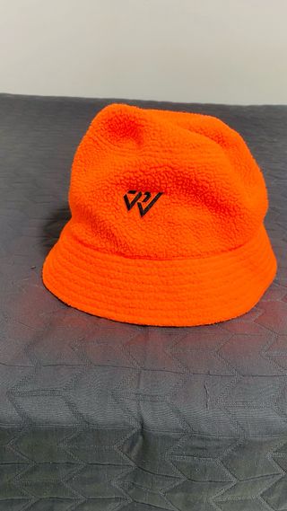Gorro naranja de tejido polar