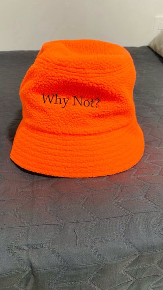 Gorro naranja de tejido polar