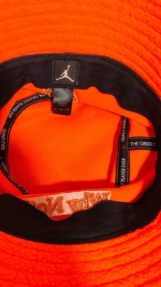 Gorro naranja de tejido polar